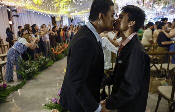 Una pareja de hombres se besa durante una ceremonia masiva de compromiso LGBTQIA+ para conmemorar el día de San Valentín en Quezon City, Metro Manila, Filipinas.