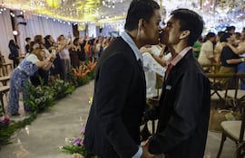 Una pareja de hombres se besa durante una ceremonia masiva de compromiso LGBTQIA+ para conmemorar el día de San Valentín en Quezon City, Metro Manila, Filipinas.