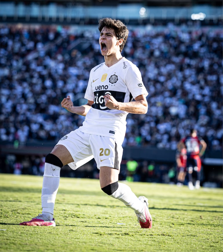 El joven mediapunta de Olimpia, Eduardo Andrés Delmás Schaerer celebra tras anotar al empate transitorio en el Superclásico ante Cerro Porteño. (Foto: @elClubOlimpia)
