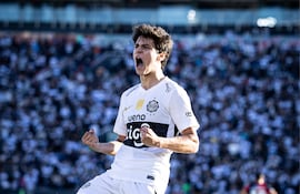 El joven mediapunta de Olimpia, Eduardo Andrés Delmás Schaerer celebra tras anotar al empate transitorio en el Superclásico ante Cerro Porteño. (Foto: @elClubOlimpia)