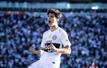 El joven mediapunta de Olimpia, Eduardo Andrés Delmás Schaerer celebra tras anotar al empate transitorio en el Superclásico ante Cerro Porteño. (Foto: @elClubOlimpia)