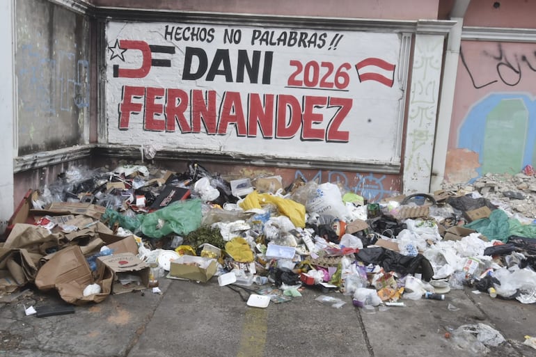 Sobre la intersección de las avenidas Estados Unidos y Azara, un importante cúmulo de basura daba la impresión de haberse juntado durante meses.