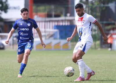 Hugo Aquino (derecha), autor de uno de los goles del 3 de Noviembre, maniobra ante Jorge Pineda.