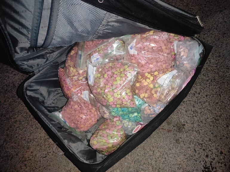 La maleta incautada del poder del dominicano durante el operativo