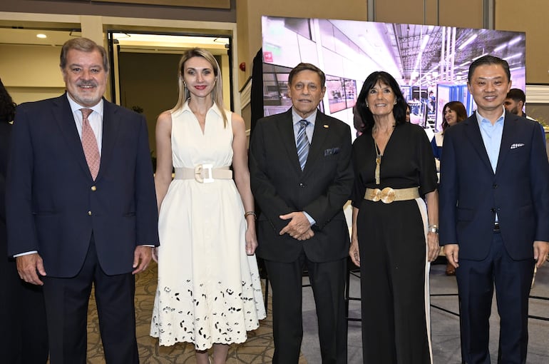 Alberto Acosta Garbarino, Tatiana Mursa, Eduardo Felippo, Alba Arellano y Gustavo Koo. 