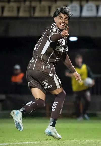Ronaldo Martínez, en el festejo de su gol en Platense.