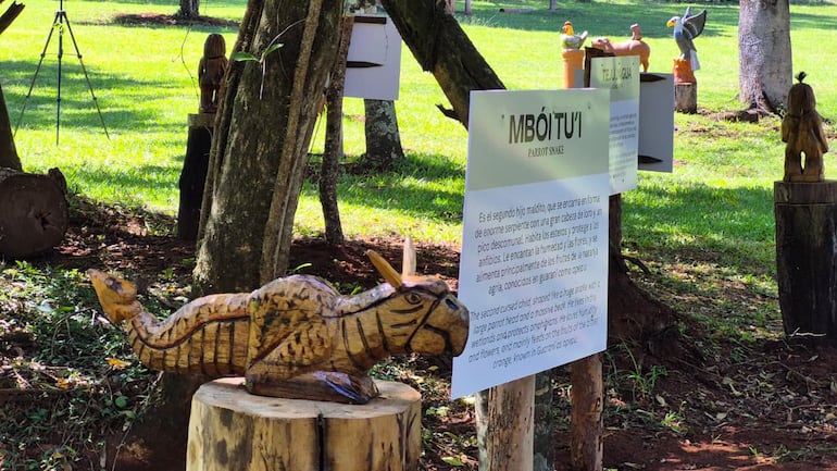 Paseo de los mitos, en la imagen un tallado del Mbói Tu'i, en la Granja Don Severo de Encarnación.