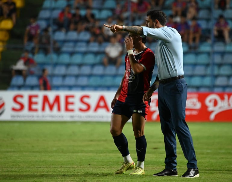El uruguayo Jorge Bava, entrenador de Cerro Porteño, en el partido ante Sportivo San Lorenzo por la segunda fecha del torneo Apertura 2026 de la Primera División de Paraguay en el estadio Erico Galeano, en Asunción, Paraguay.