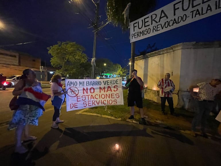 Manifestación de vecinos de Trinidad contra instalación de nueva gasolinera, pese a revocatoria del permiso municipal.