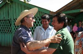 El cineasta francés Dominique Dubosc y los integrantes de la familia Cabral Pereira, en un reencuentro que forma parte del documental "Kuarahy Ára- El tiempo del sol", del cineasta Hugo Gamarra.