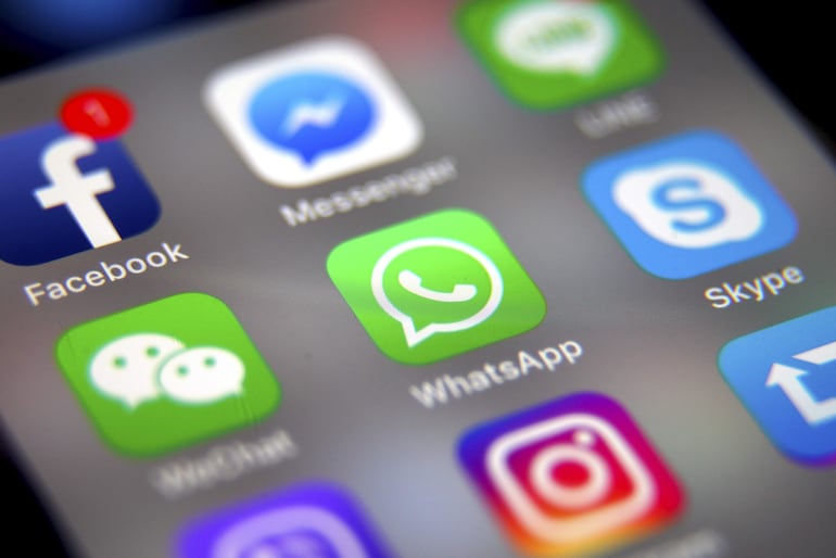 Aplicaciones de redes sociales en la pantalla de un teléfono celular.