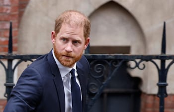 El príncipe Harry llega a la corte.