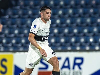 Facundo Zabala, futbolista de Olimpia, domina la pelota en el partido frente a Nacional por los cuartos de final de la Copa Paraguay 2024 en el estadio Defensores del Chaco, en Asunción, Paraguay.