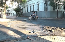 Sobre Herrera y Caballero, los motociclistas deben hacer "malabares" intentando esquivar los peligrosos bases.