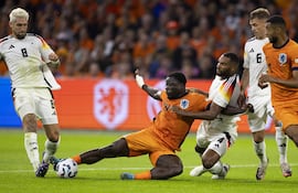 Amsterdam (Netherlands), 10/09/2024.- (l-r) Robert Andrich of Germany, Brian Brobbey of Netherlands, Jonathan Tah of Germany, Joshua Kimmich of Germany, Cody Gakpo of Netherlands during the UEFA Nations League match between the Netherlands and Germany at the Johan Cruyff ArenA in Amsterdam, Netherlands, 10 September 2024. (Alemania, Países Bajos; Holanda) EFE/EPA/Robin van Lonkhuijsen