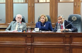El ministro de la Corte y vicepresidente 2° César Garay Zuccolillo, la persidenta del JEM Alicia Pucheta, y el vicepresidente 1° Manuel Ramírez Candia.