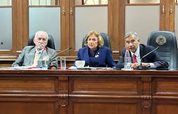 El ministro de la Corte y vicepresidente 2° César Garay Zuccolillo, la persidenta del JEM Alicia Pucheta, y el vicepresidente 1° Manuel Ramírez Candia.