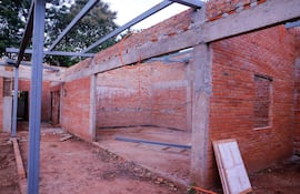 Construcción del CAIPI con paredes de ladrillo expuesto y estructuras de metal, sin personas visibles.