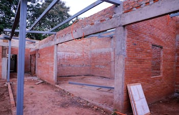 Construcción del CAIPI con paredes de ladrillo expuesto y estructuras de metal, sin personas visibles.