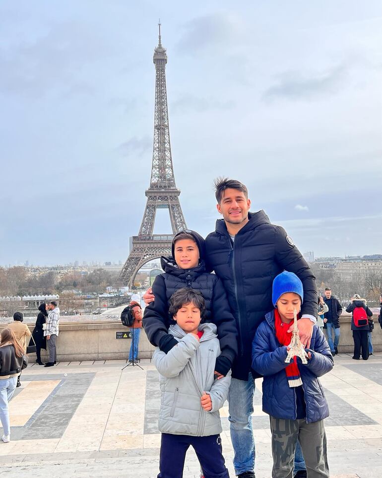 ¡Papá orgulloso! Iván Torres con sus tres tesoros: Elías, Emma y Pierunchi. (Instagram/Iván Torres)