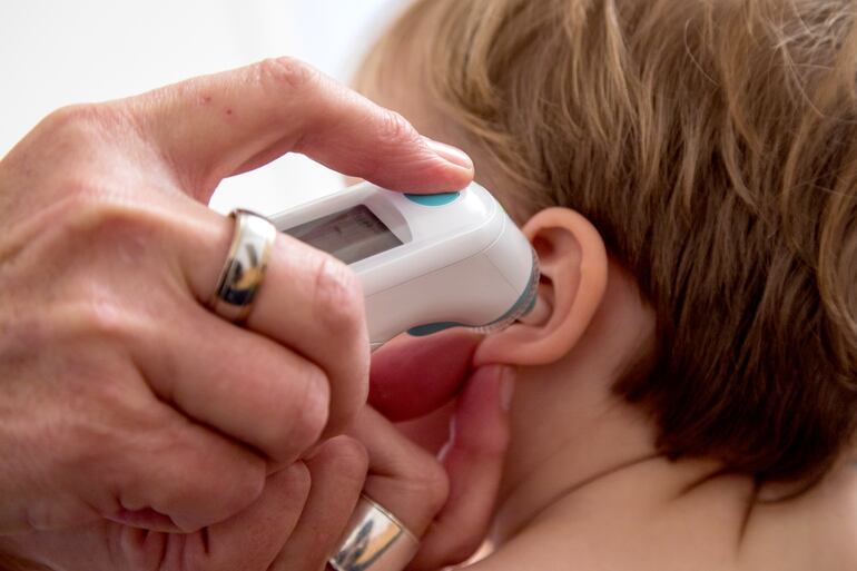 La fiebre es una de los principales signos de alerta y se debe acudir inmediatamente a un establecimiento de salud.