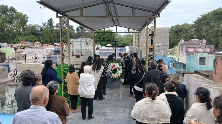 Familiares y vecinos rinden homenaje a doña Digna López en un emotivo cortejo fúnebre en el cementerio de Yataity del Guairá.