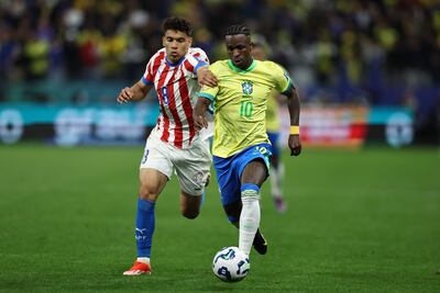 Vinícius Jr., en acción contra el paraguayo Diego Gómez, fue convocado para los dos próximos partidos amistosos de la selección brasileña.  