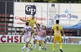 Clementino González en su salsa, el juego aéreo, en una disputa con el experimentado capitán rayadito Aldo Quiñónez.