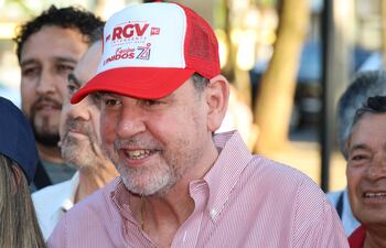 Imagen de archivo: el senador Javier Zacarías Irún con un kepis de "RGV", Roberto González Vaesken, durante unas elecciones internas.