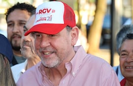 Imagen de archivo: el senador Javier Zacarías Irún con un kepis de "RGV", Roberto González Vaesken, durante unas elecciones internas.