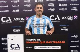 El paraguayo Clever Ferreira, futbolista de Atlético Tucumán, recibe el premio al "Jugador que más trabajó" después de la victoria ante Boca Juniors por la Copa Argentina 2025 en el estadio Único Madre de Ciudades, en Santiago del Estero, Argentina.