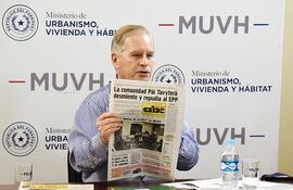 Dany Durand calificó de falacia lo afirmado en la portada de  ABC y evitó responder preguntas.
