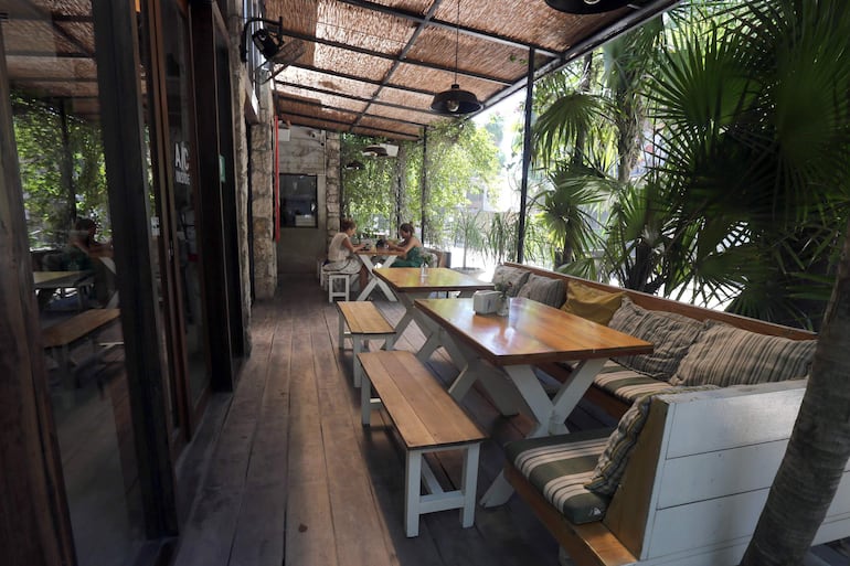 Fotografía de archivo del 20 de julio de 2026 que muestra turistas en una cafetería de la ciudad de Tulum (México).