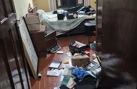 Los delincuentes revolvieron todos los muebles de la casa para encontrar las armas con las que escaparon del sitio, en uno de los robos domiciliarios registrados en el barrio Los Laureles, de Asunción.
