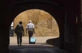 Dos personas caminan por las calles de Zaragoza, España.