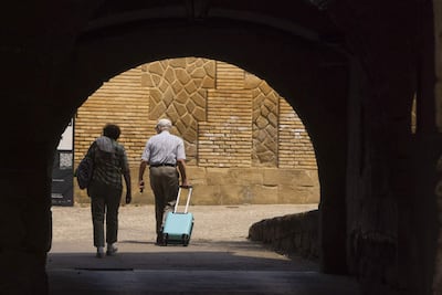 Dos personas caminan por las calles de Zaragoza, España.