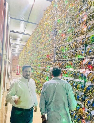 Imagen posteada por el senador Salyn Buzarquis en una "granja de bitcoin" en Villarrica (Archivo).