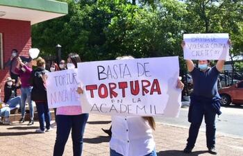 Manifestación de padres contra supuestas torturas en Academil.