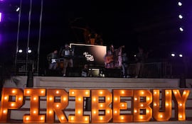 El grupo Tercera Capital y varios artistas nacionales se destacaron en el festival realizado por el aniversario fundacional de Piribebuy, ofreciendo una noche llena de música y cultura para el público.