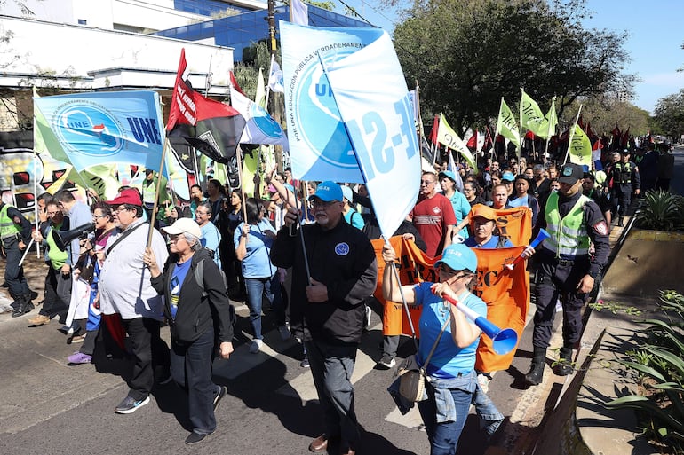 Maestros afiliados a cuatro agremiaciones sindicales en Paraguay participan en un manifestación para exigir un reajuste salarial del 8 %, nuevas contrataciones y un mayor presupuesto para la educación, este jueves en Asunción.