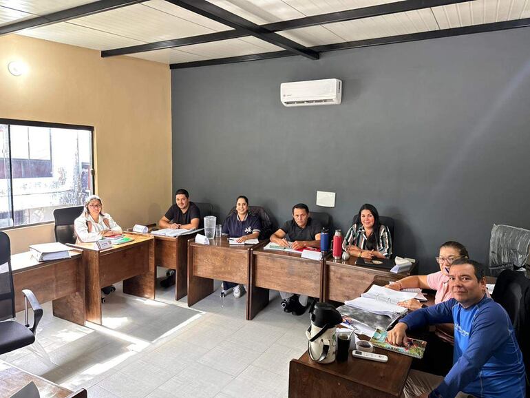 De izquierda a derecha, la intendenta municipal María Cristina Servín (ANR), ubicada en el tercer lugar, acompañando a la Comisión de Hacienda y Presupuesto.