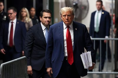 El Presidente de Estados Unidos Donald Trump, con su abogado y candidato a fiscal general Todd Blanche (L), tras la salida de uno de los juicios contra el mandatario. Foto de archivo.