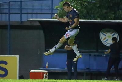 El atacante Armando Pessolani celebra el segundo tanto del 24 de Setiembre de Areguá, en el triunfo de anoche sobre River Plate. (Foto: APF)