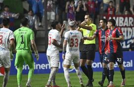 El árbitro David Ojeda es llamado al VAR para revisar el penal que sancionó por mano de Gastón Giménez, jugador de Cerro Porteño, en el partido frente a Nacional por la fecha 18 del torneo Clausura 2025 de la Primera División de Paraguay en el estadio Arsenio Erico, en Asunción, Paraguay.