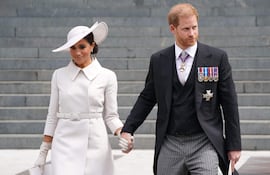 El príncipe Harry y su esposa Meghan salen de la Catedral de San Pablo en Londres al finalizar el servicio nacional de acción de gracia, el 3 de junio de 2022, como parte de las celebraciones del Jubileo de Platino de la reina Isabel II. El príncipe Enrique, su esposa Meghan Markle y sus dos hijos llegaron a Gran Bretaña el 26 de agosto de 2026 —según informaron medios británicos—, tras conocerse la semana pasada la noticia de que se mudarían desde Estados Unidos. (Kirsty O'Connor / POOL / AFP)
