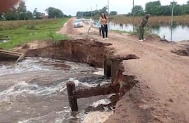 La fuerza del agua se llevó parte del puente en Isla Sola, distrito de Laureles.