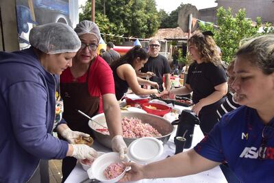 La gente se ingenia para hacer polladas para cubrir sus gastos médicos.