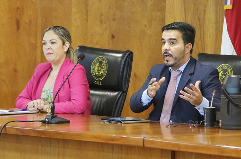 El juez Rodrigo Estigarribia y la actuaria judicial Gabriela Yambay.
