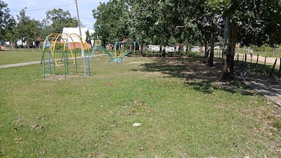 Parque en Villa Florida con césped y columpios. El ambiente es tranquilo y no hay personas presentes.