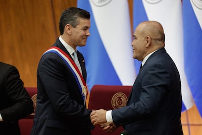 El presidente de la República, Santiago Peña (i), junto al presidente del Congreso, Basilio "Bachi" Núñez. 